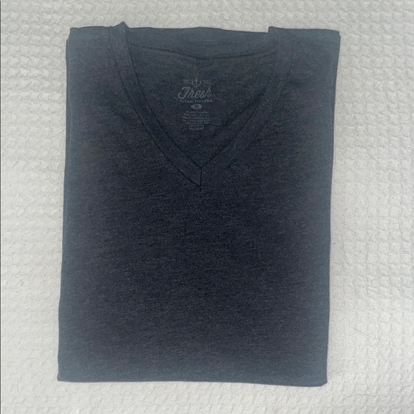 Fresh Clean Tees Co Charcoal V-Neck Men's Tshirt Sz M - Picture 1 of 2